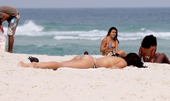 A atriz Isis Valverde, que desamarrou a parte de cima do biquíni na praia da Barra da Tijuca, no Rio de Janeiro