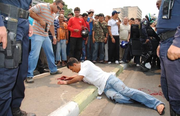 Aps assalto, bandido reage  Polcia e leva um tiro; outros trs foram presos na Avenida da Prainha