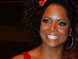 Adriana Bombom participou de uma premiao de cinema nesta segunda (13)