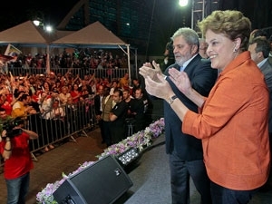O presidente Lula e a candidata Dilma Rousseff em com�cio em Joinville nesta segunda (13)