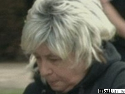 Bernadette Quirk deixa tribunal aps admitir ter escondido nascimento de quatro bebs; mulher manteve corpos no armrio