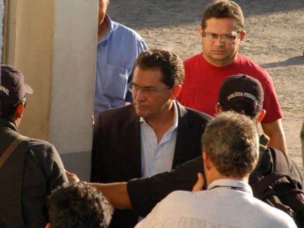 O governador do Amap�, Pedro Paulo Dias (PP), chega ao Aeroporto de Macap� para embarcar a Bras�lia