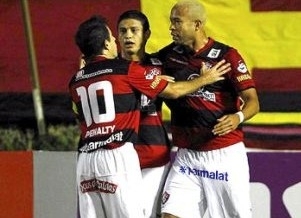 Jogadores do Vitria comemoram gol de Elkeson, aos 9min do primeiro tempo