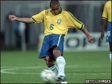 Chute de Roberto Carlos foi chamado de 