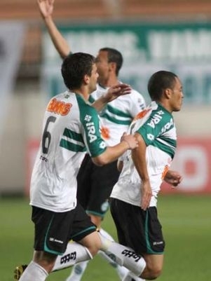 Coritiba derrotou o Icasa e  o vice-lder da Srie B