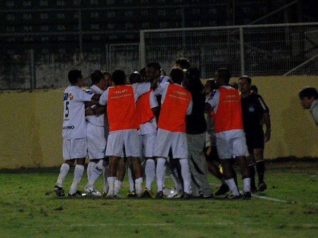 Jogadores do Bragantino comemoram gol contra o Paran