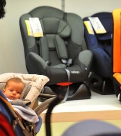 Me leva beb  loja para comprar cadeirinha, em So Paulo