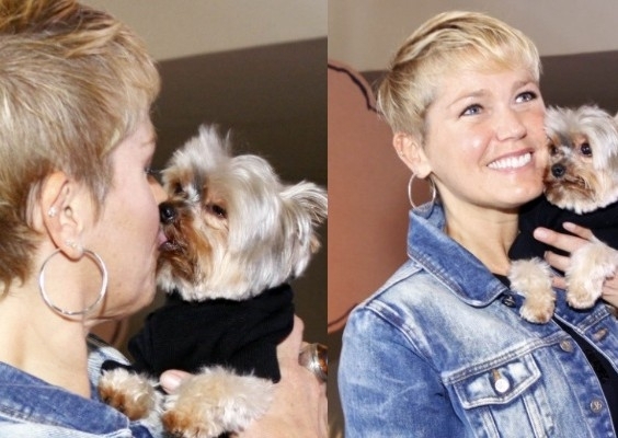 Xuxa beija seu cachorrinho, Dudu Meneghel, durante o lanamento de seu DVD