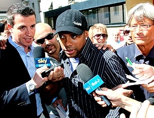 Robinho na chegada  sede do Milan: contrato de quatro anos com o time italiano