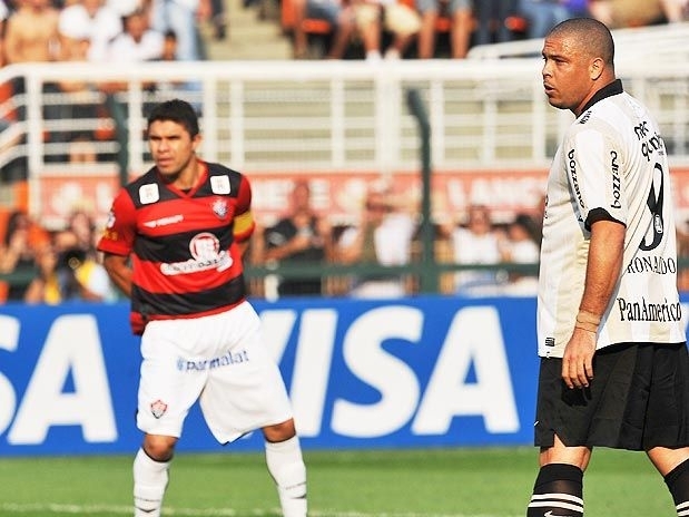 Na volta de Ronaldo, Corinthians vence no Pacaembu