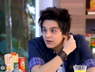 Luan Santana conta que est solteiro e que seu corao  das fs