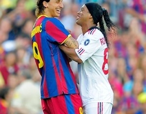 Ibra e Ronaldinho conversam no amistoso de quarta: de rivais a companheiros?