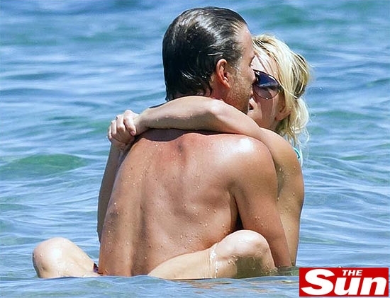 Britney Spears esquenta o clima com o namorado Jason Trawick em praia do Hava