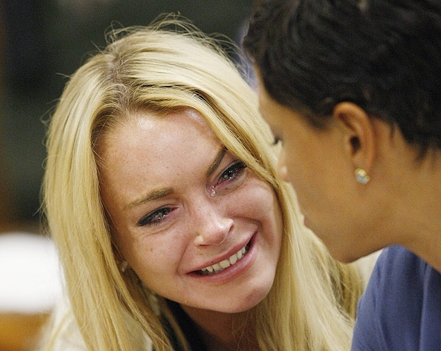 Ao lado da advogada Shawn Chapman Holley, a atriz Lindsay Lohan chora ao saber que foi condenada  priso