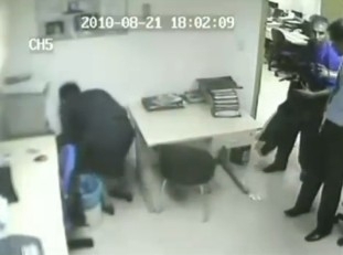 Homens armados levam R$ 100 mil de um centro comercial em Braslia