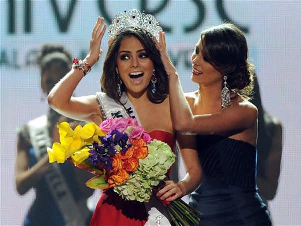 A Miss Universo 2009 Stefania Fernandez, da Venezuela, passa a coroa para Jimena Navarrete