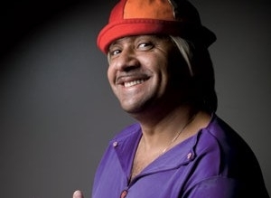 O cantor Tiririca posa num intervalo da campanha. Ele aposta no deboche para se eleger deputado federal