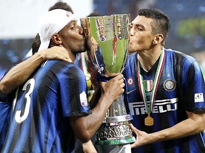 Maicon e Lucio beijam a taa da Supercopa da Itlia