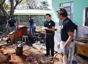 Policiais civis fazem buscas perto de casa do zelador de uma escola de Campo Mouro, onde corpos foram encontrados