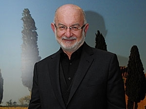 Autor afirma que existe um personagem controlador