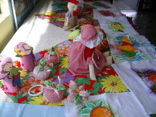 Mulheres passaram pelo curso de bordado, pintura e confeco de bonecas que se transformou uma nova fonte de renda.