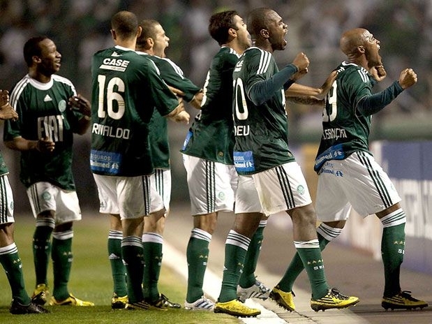 Jogadores do Palmeiras comemoram classificao no Pacaembu