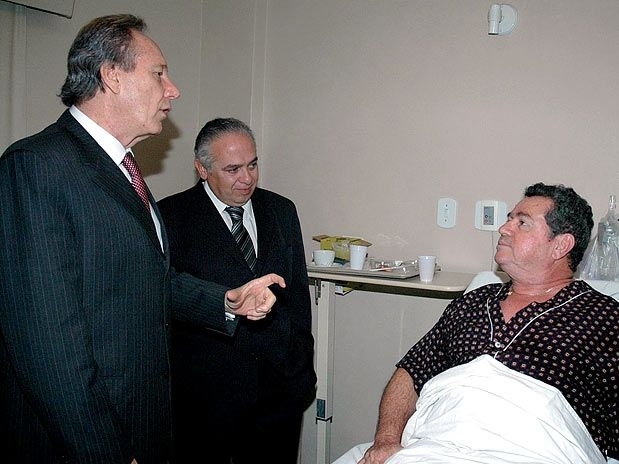 Lewandowski (esq.) conversa com Mendona em visita no hospital