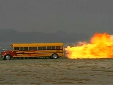 nibus escolar a jato atinge os 590 km/h