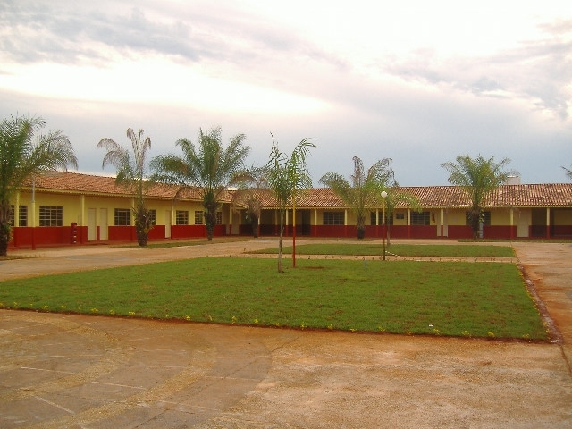 Ptio da escola Jlio Praxedes que antes parecia um presidio e hoje  orgulho da comunidade escolar.