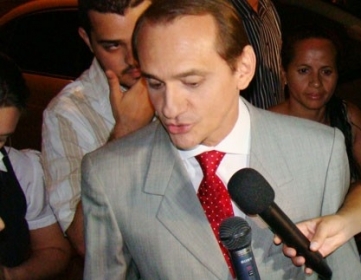 Candidato Wilson Santos concede entrevista antes de iniciar debate desta 5�