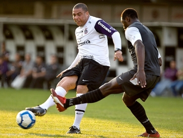 Ronaldo participa do jogo-treino dos reservas do Corinthians na tarde desta quinta-feira 