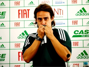 Emocionado, Vald�via beija escudo do Palmeiras na apresenta��o 