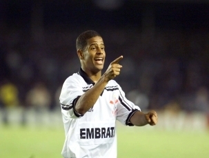 Marcelinho Carioca � um dos ex-craques de futebol que tentam conquistar o eleitor e chegar � C�mara