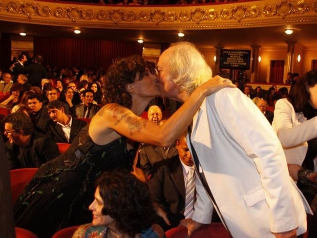 Erasmo Carlos e Zlia Duncan se cumprimentam com um beijo