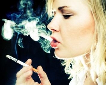 Fumar exercita a musculatura labial repetidas vezes, fazendo com que se formem mais rugas e marcas ao redor da boca