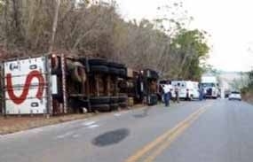 Carreta carregada com carne tombou na BR-163