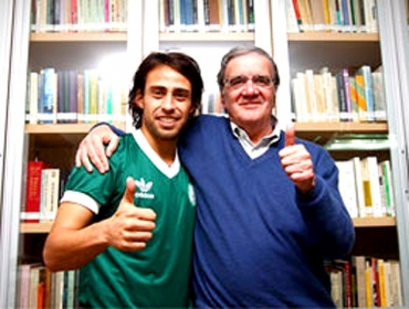 Valdivia posa com o presidente Belluzzo ap�s assinar contrato