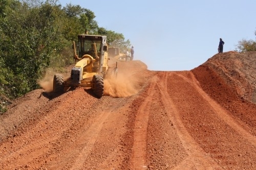 Recuperao e construo de estradas  uma das aes que favorecem os produtores.
