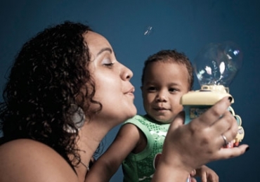 Melina brinca com o filho Gustavo, de 16 meses. Ela  enfermeira e d planto em dois lugares.