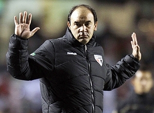 Ricardo Gomes gesticula durante jogo contra o Inter