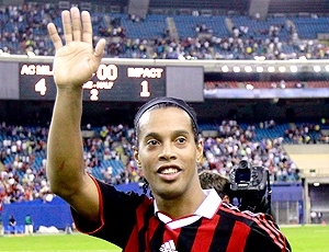 Em nota, o Milan reafirmou que Ronaldinho  inegocivel