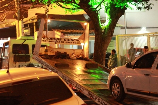 Para comerciantes, clientes e moradores, os amarelinhos abusaram nas multas e na apreens�o dos carros, na Pra�a Popular