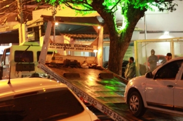 Para comerciantes, clientes e moradores, os amarelinhos abusaram nas multas e na apreens�o dos carros, na Pra�a Popular