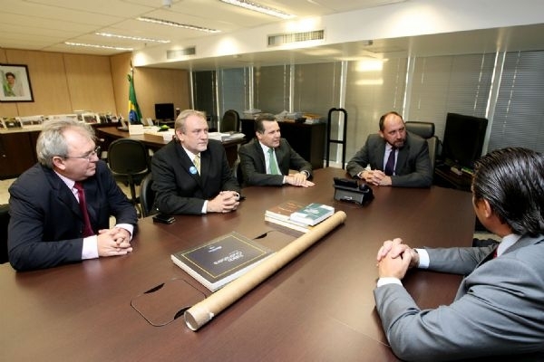Governador e comitiva discutem tema com advogado geral da Unio