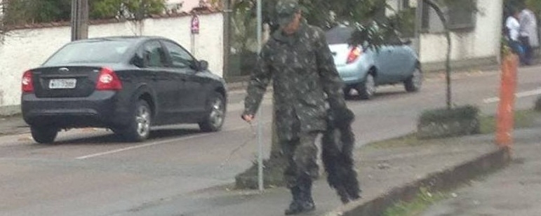 Militar alegou que carregou co dessa forma porque ele estava sujo