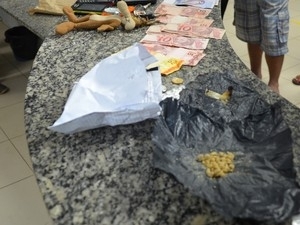 Droga e objetos foram apreendidos pela PM