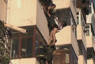 Mulher � vista pendurada em pr�dio em Heilongjiang, na China