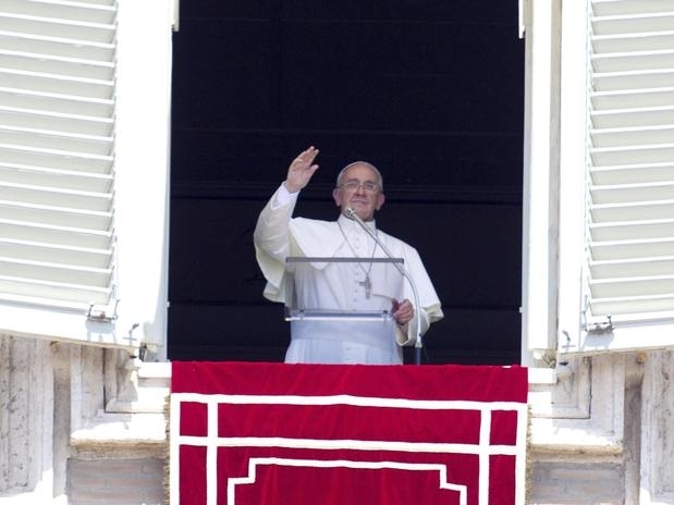 Papa acena para fieis durante a reza do �ngelu