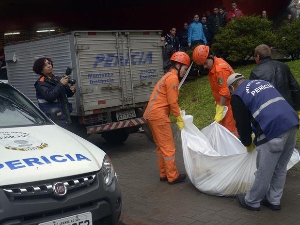 A percia foi ao local para investigar se o caso se trata de suicdio ou homicdio