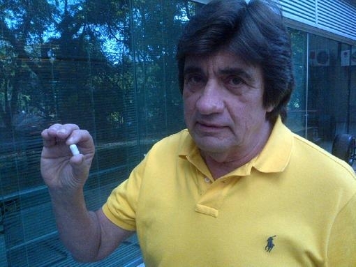 Turbio Leite de Barros mostra a plula com o termmetro de rdio frequncia